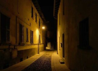 Strah od mraka Skoro sva deca imaju strah od mraka. Kada deca ne mogu da prevaziđu strah od mraka do odraslog doba, strah se može pretvoriti u fobiju.