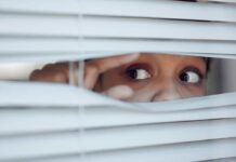 Paranoidni poremećaj ličnosti karakteriše preterana osetljivost na odbacivanje, sumljičavost i tendencija da se pogrešno tumače i iskrivljuju događaji.