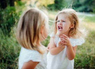Braća i sestre: Da li se vaša deca slažu? braća, sestre, braća i sestre, rivalstvo, slaganje, roditeljstvo, vaspitanje, kako pomiriti braću i sestre, zajedničke aktivnosti